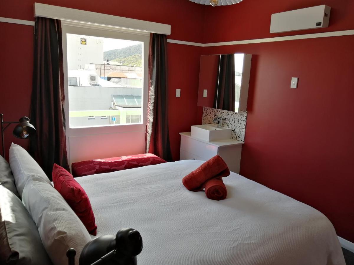 The Duke Hostel Greymouth Εξωτερικό φωτογραφία A room at the hotel