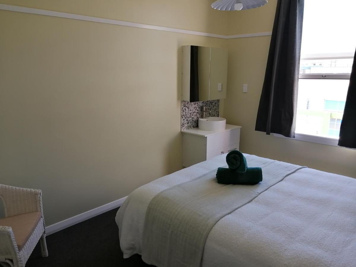 The Duke Hostel Greymouth Εξωτερικό φωτογραφία A room at the hotel