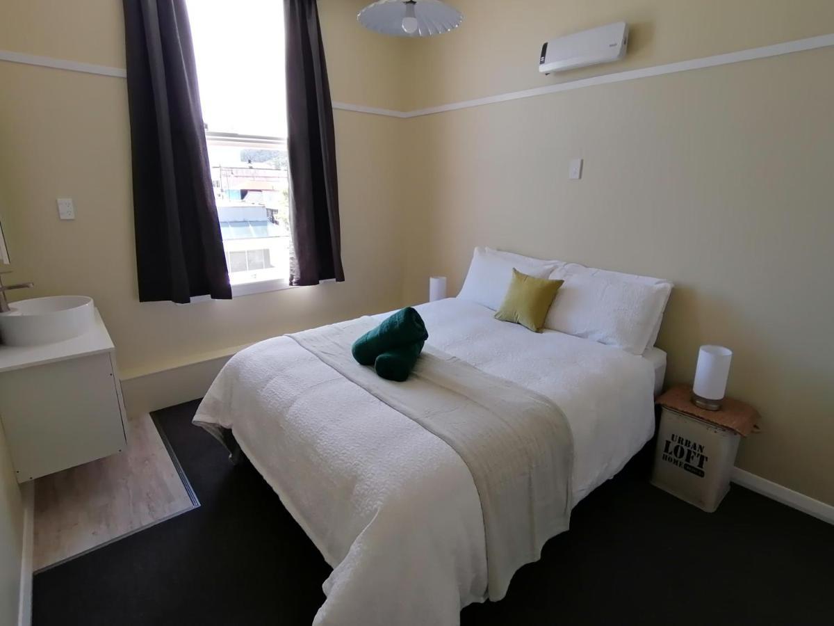 The Duke Hostel Greymouth Εξωτερικό φωτογραφία A room at the hotel