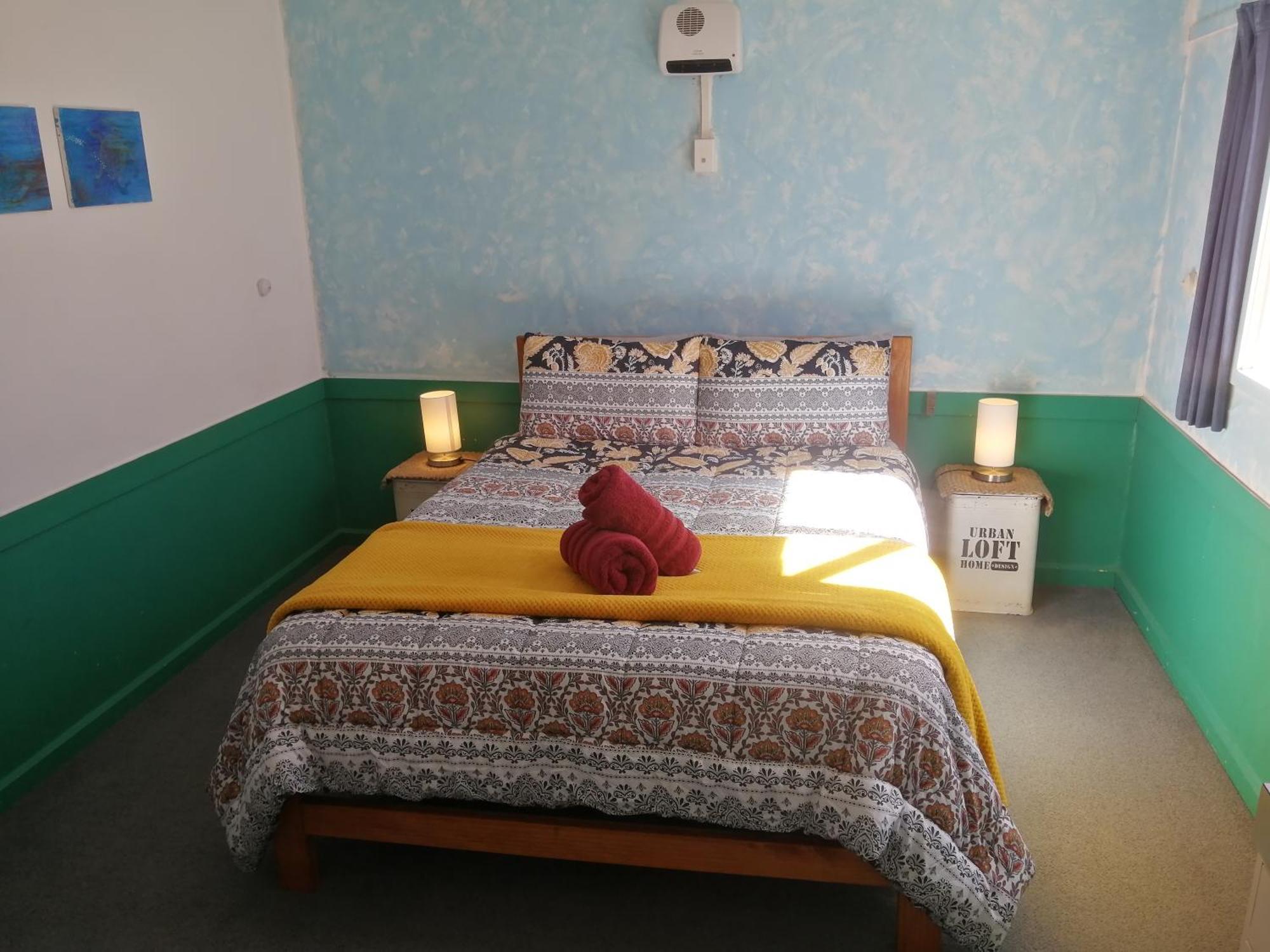 The Duke Hostel Greymouth Εξωτερικό φωτογραφία A bedroom at the hostel