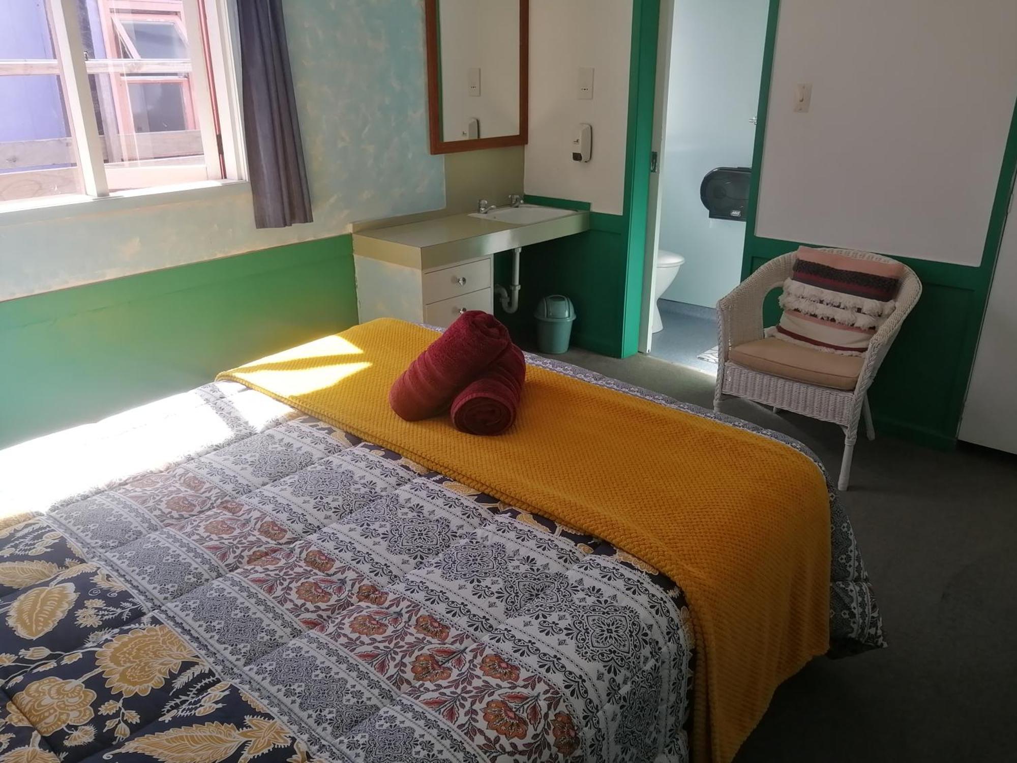 The Duke Hostel Greymouth Εξωτερικό φωτογραφία A room at the hostel