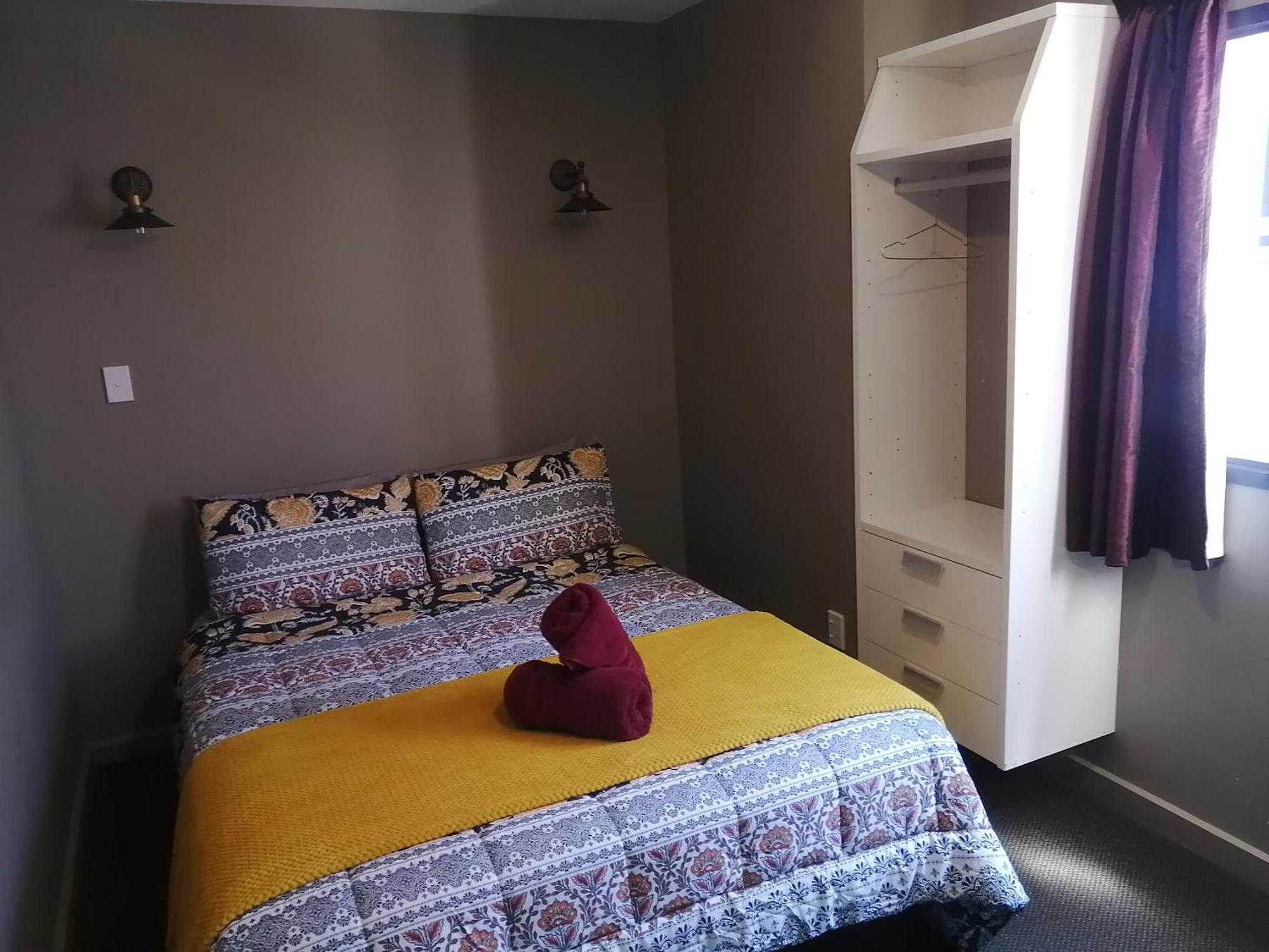 The Duke Hostel Greymouth Εξωτερικό φωτογραφία A bedroom at the hotel