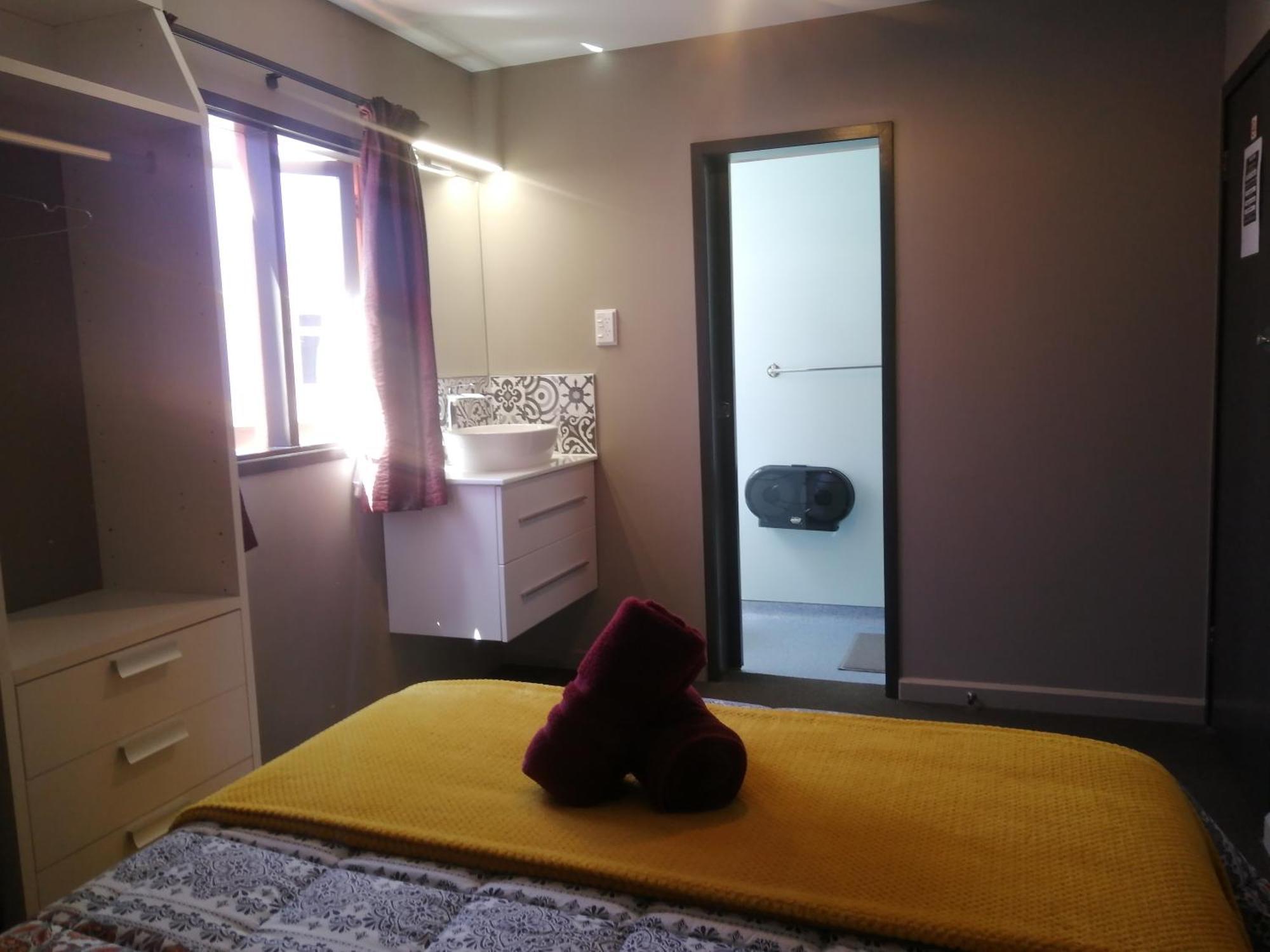 The Duke Hostel Greymouth Εξωτερικό φωτογραφία A room at the hotel