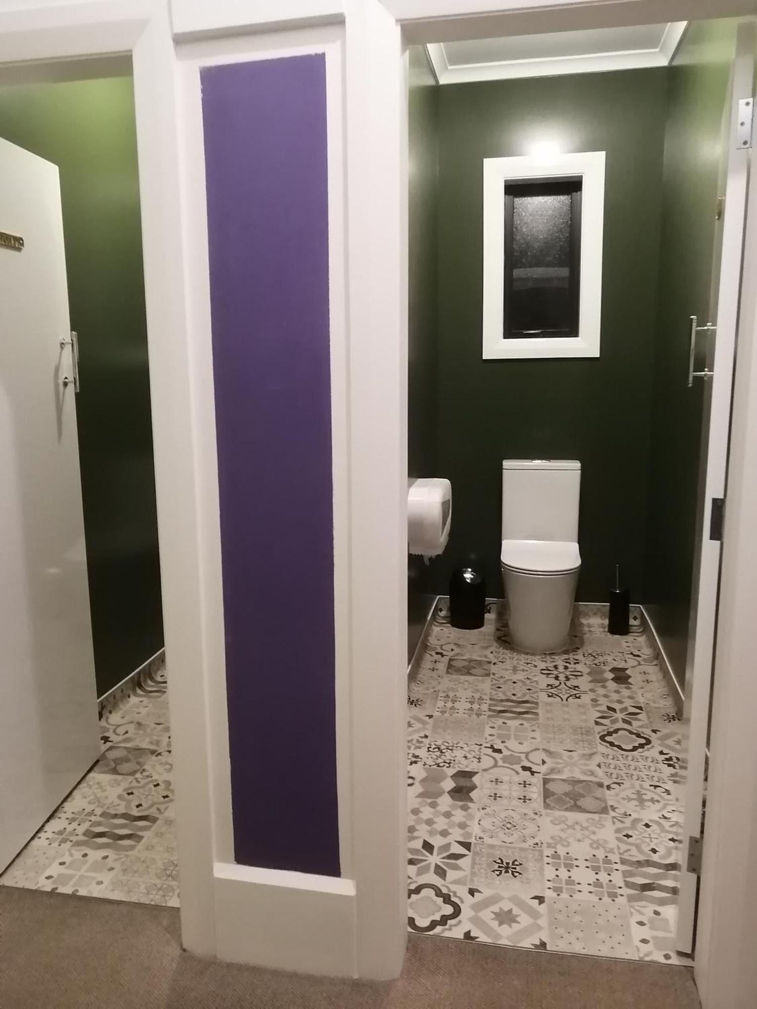 The Duke Hostel Greymouth Εξωτερικό φωτογραφία A toilet in a private stall