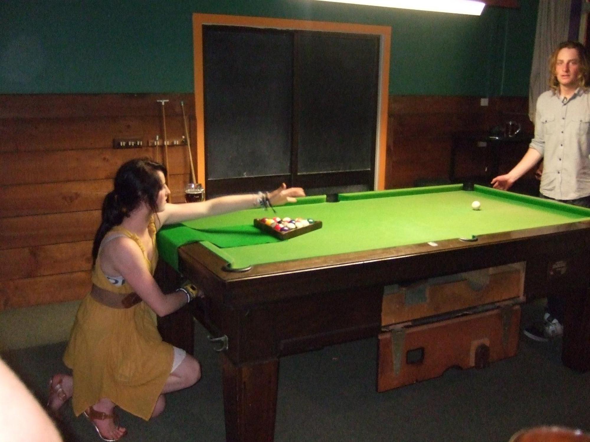 The Duke Hostel Greymouth Εξωτερικό φωτογραφία A snooker table