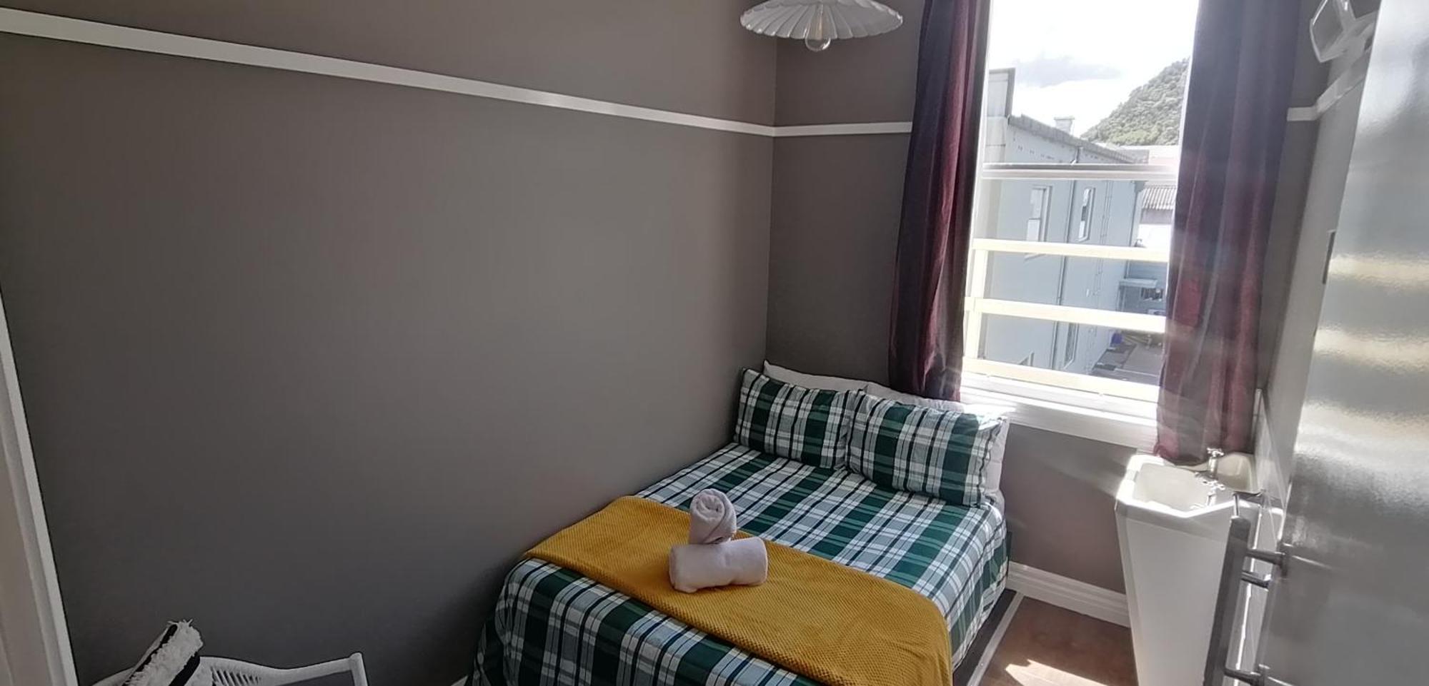 The Duke Hostel Greymouth Εξωτερικό φωτογραφία A single room in a hostel