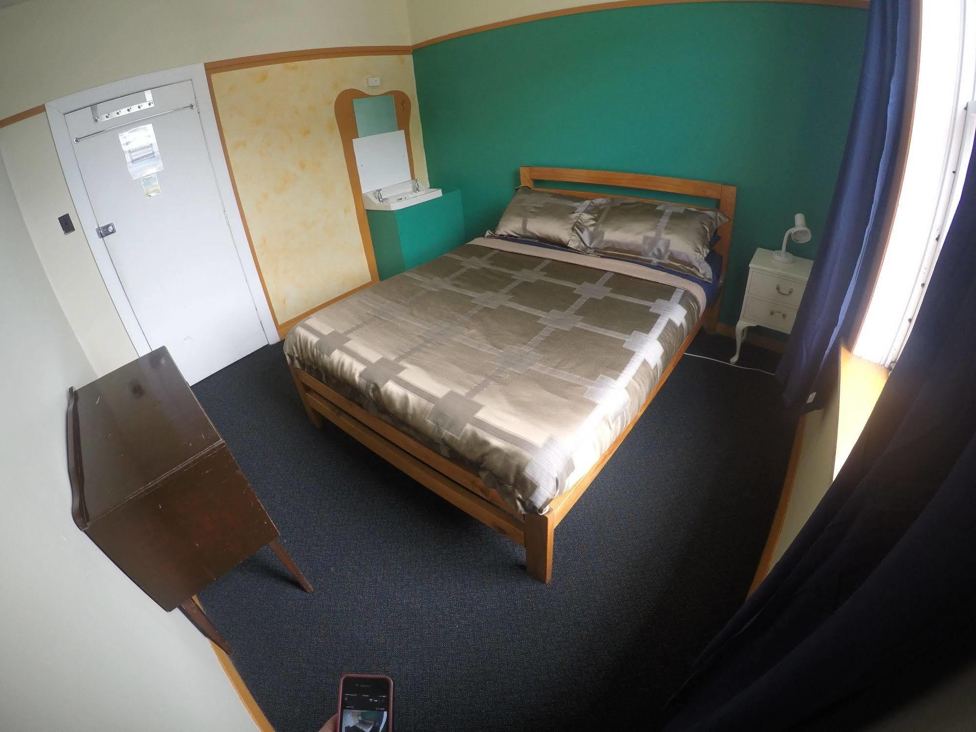 The Duke Hostel Greymouth Εξωτερικό φωτογραφία A bedroom at the hostel