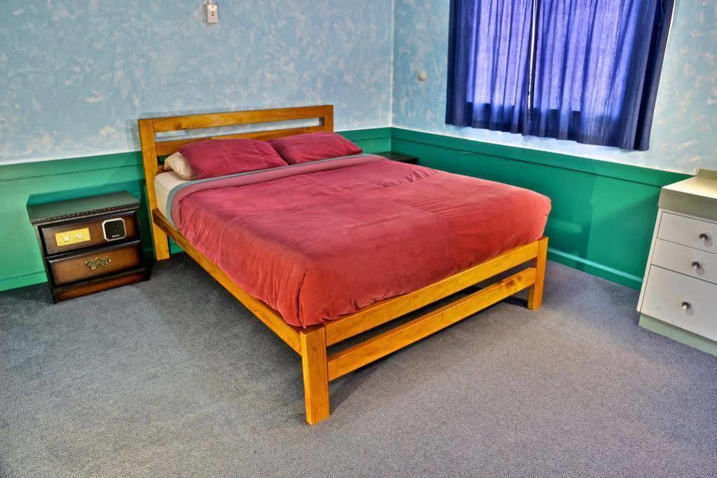 The Duke Hostel Greymouth Εξωτερικό φωτογραφία A bed