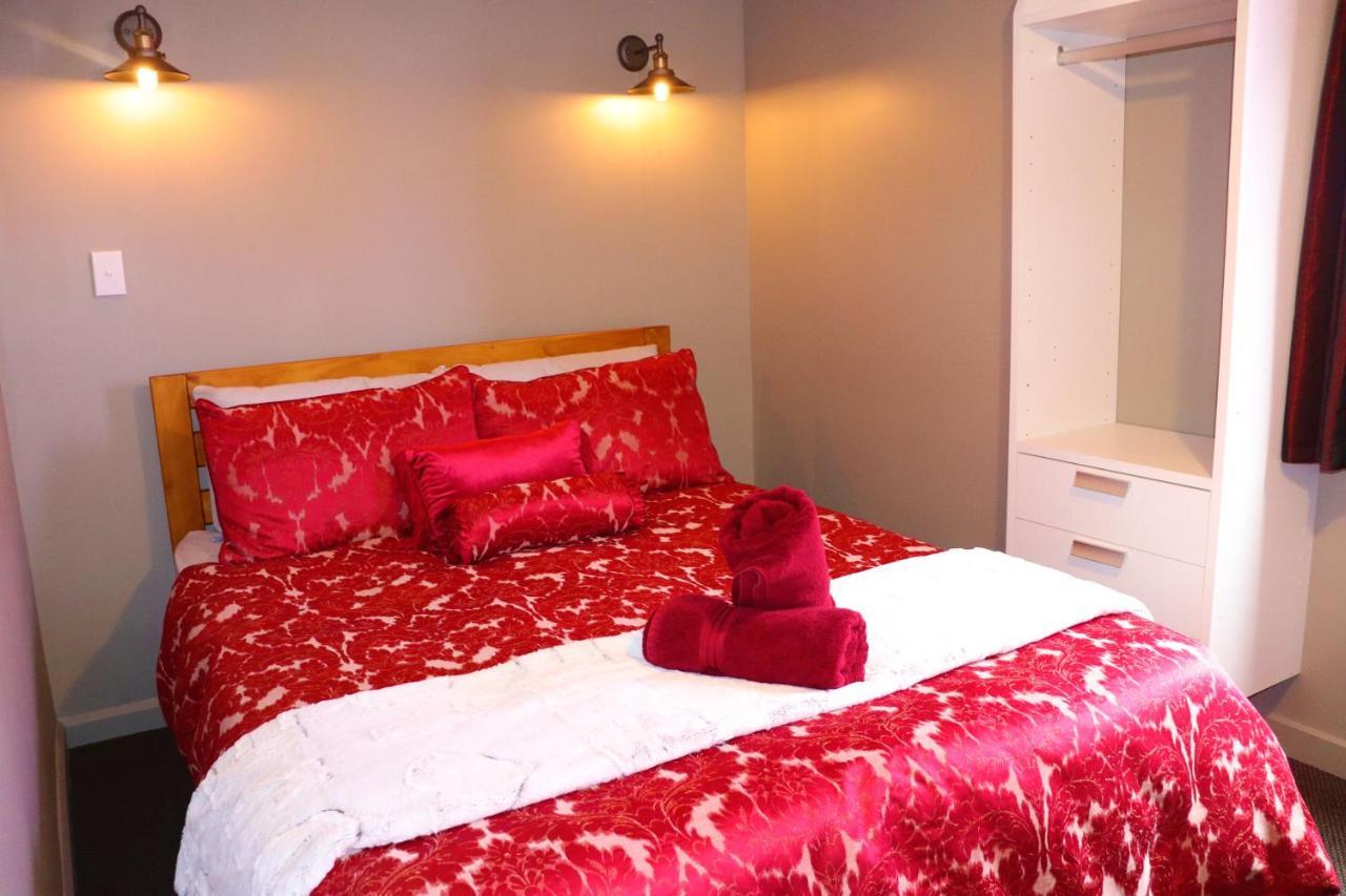 The Duke Hostel Greymouth Εξωτερικό φωτογραφία A bed with a duvet