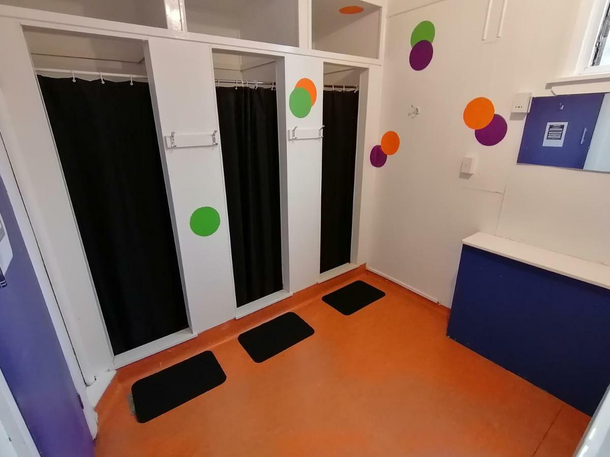 The Duke Hostel Greymouth Εξωτερικό φωτογραφία The interior of a shower room